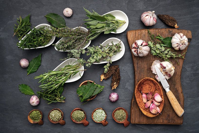 Stillleben "Feuerwerk von Kräutern und Knoblauch auf Schneidebrett" von Photo Art Thomas Klee