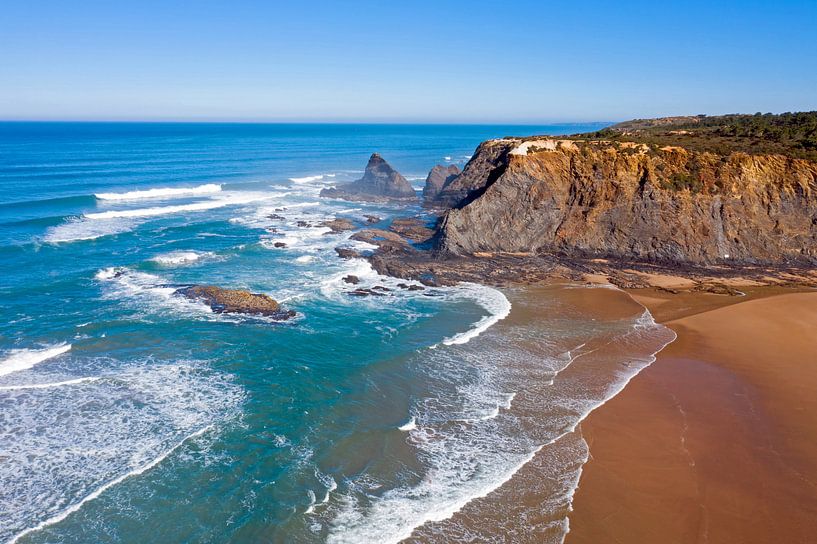 Photo aérienne de la plage d'Odeceixe dans l'Alentejo au Portugal par Eye on You