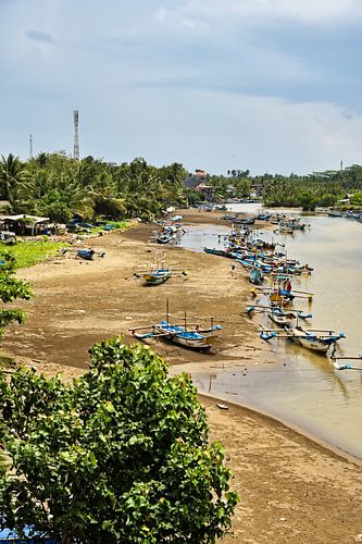 Kustleven en lokale boten op het eiland Java