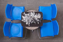 Blauwe Stoelen by bert van wijk