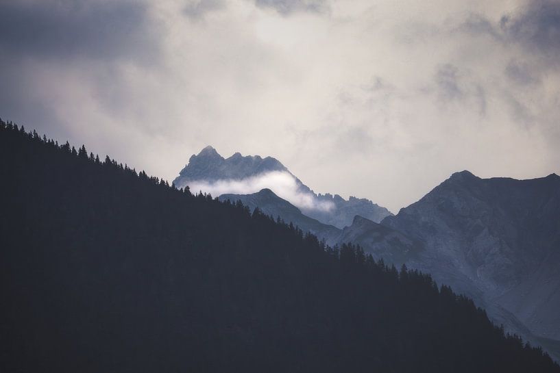 Alpenpanorama in de mist van Aurica Voss