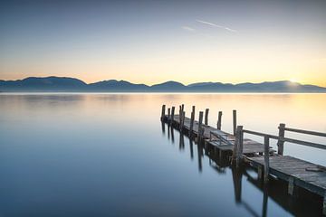 Hölzerne Seebrücke bei Sonnenaufgang. Massaciuccolisee von Stefano Orazzini