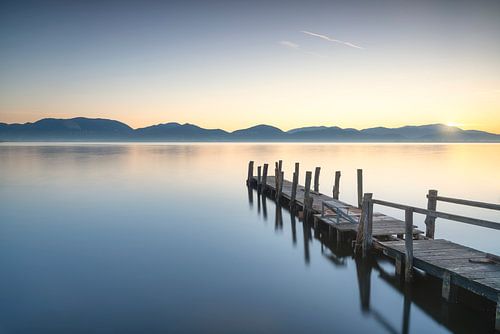 Houten pier bij zonsopgang. Meer van Massaciuccoli