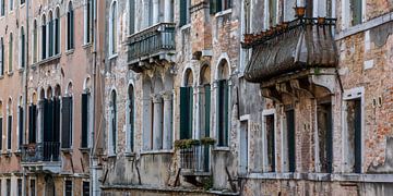 Balkons in Venetië van Albert Mendelewski