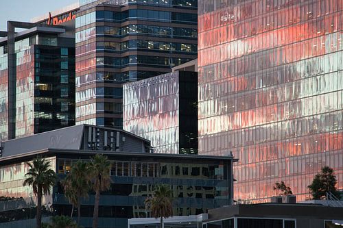Rode wolken weerspiegeld
