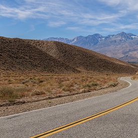 Route abandonnée avec vue sur les montagnes, États-Unis sur Guido van Veen