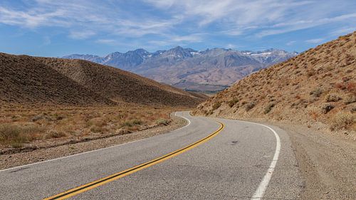 Verlaten weg met uitzicht op de bergen, Verenigde Staten