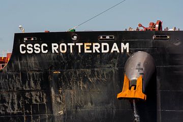 Zeeschepen en de scheepsrompen en schepen in de haven Amsterdam. van scheepskijkerhavenfotografie