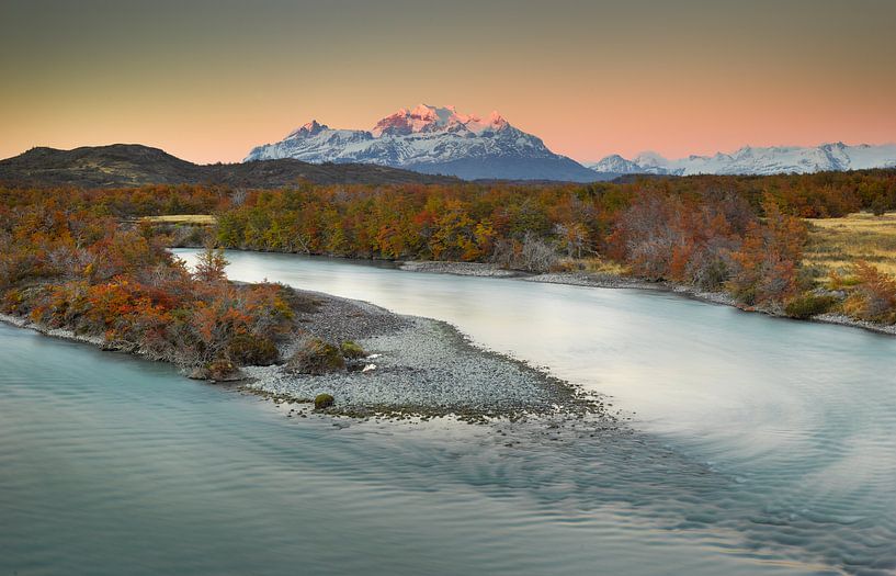 Zonsopkomst in het Torres del Paine Nationaal Park van Chris Stenger