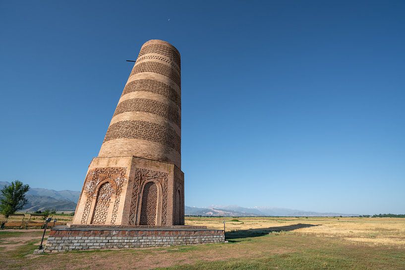De Burana toren in Kirgizië tijdens een zonnige dag van Mickéle Godderis