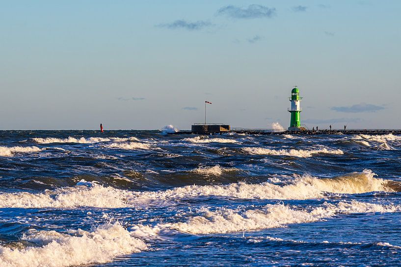 Wellen und Molenturm an der Küste der Ostsee in Warnemünde von Rico Ködder