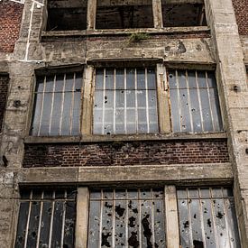 Fabrik mit zerbrochenen Fenstern von Ans Bastiaanssen