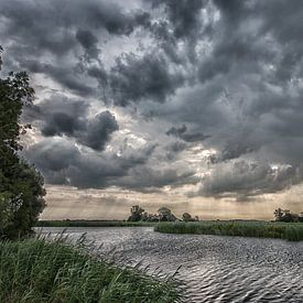 Aankomende regen boven Friesland van Wim Scholte