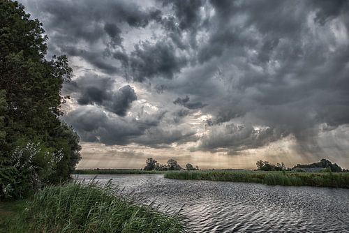 Aankomende regen boven Friesland