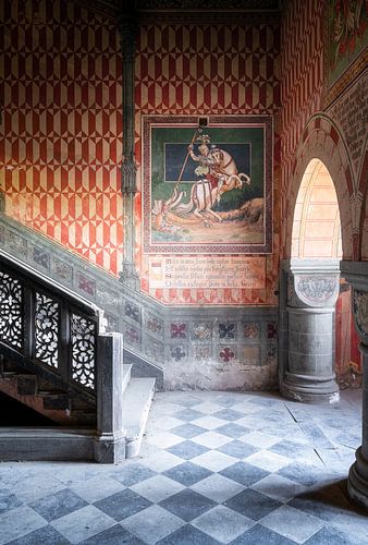 Verlassenes Treppenhaus mit Art.