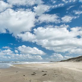 Blue skies and white clouds over the isle of Borkum van Piekfotografie