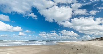 Ciel bleu et nuages blancs sur l'île de Borkum