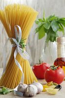 Fijne Italiaanse pasta met verse ingrediënten op tafel