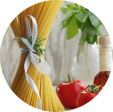 Fijne Italiaanse pasta met verse ingrediënten op tafel van Tanja Riedel