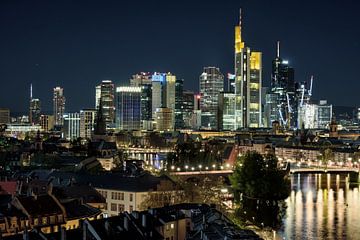 Ma(i)nhattan - de skyline van Frankfurt bij nacht van Rolf Schnepp