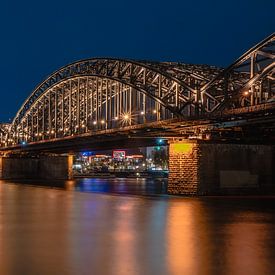 Kleurrijke nachtfoto van een stadsgezicht van Keulen (Duitsland) van Jan Hermsen