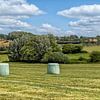 Balles de foin sur les collines du Limbourg méridional sur John Kreukniet