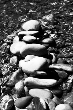 Steine im Fluss in schwarz und weiß von Anita Hermans