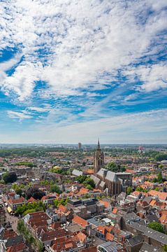 Oude Kerk in Delft tijdens een zomerse dag van boven gezien van Sjoerd van der Wal
