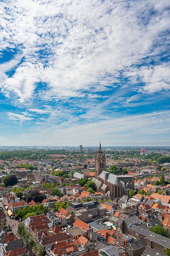 Oude Kerk in Delft tijdens een zomerse dag van boven gezien
