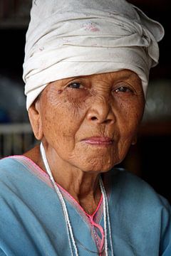 Oude vrouw in Thailand van Gert-Jan Siesling