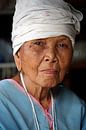 Oude vrouw in Thailand van Gert-Jan Siesling thumbnail