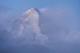Der Gipfel des Khan Tengri (7010 Meter) in den Wolken von Michiel Dros