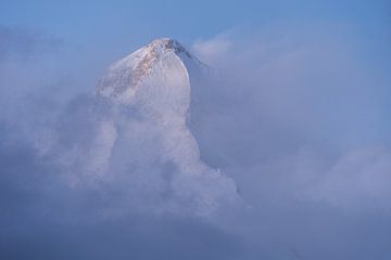 Khan Tengri bergtop (7010 meter) in de wolken van Michiel Dros