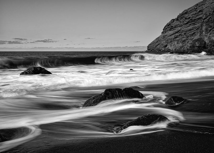Schwarzer Vulkanstrand mit Steinen, Wasserbewegung in Langzeitbelichtung von Ralf Lehmann