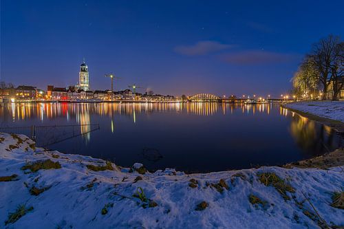 Deventer (Blauwe uur) met een uitzicht op de Welle en de Grote of Lebuinuskerk