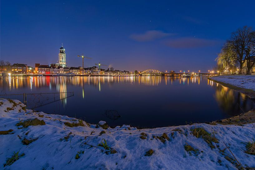 Deventer (heure bleue) avec vue sur la Welle et l'église Grote ou Lebuinus par Ardi Mulder