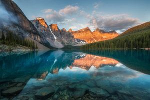 Sonnenaufgang Moraine Lake Kanada von Edwin Mooijaart