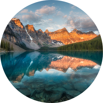 Zonsopkomst Moraine Lake Canada van Edwin Mooijaart