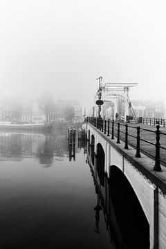 Magere Brug Amsterdam tijdens een mistige ochtend. van By Karin