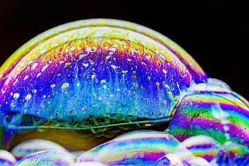 Regenboogkleuren in een grote zeepbel speciaal belicht van Tjeerd Knier