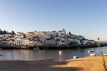 Zandstrand in de ochtend met uitzicht op het historische centrum van Ferragudo, Portimão, Algarve, Portugal van Fotos by Jan Wehnert