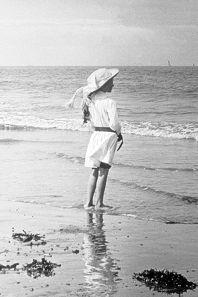 Meisje op het strand jaren ‘20 van Timeview Vintage Images