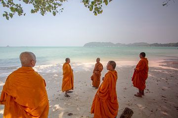 Monniken op het strand