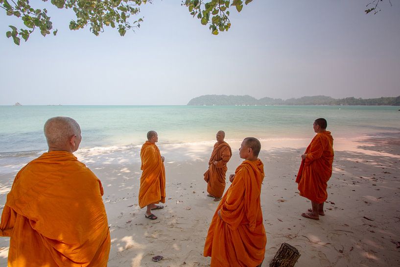 Monniken op het strand van Levent Weber