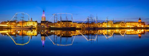 Skyline van de Hanzestad Kampen aan de rivier de IJssel in de avond