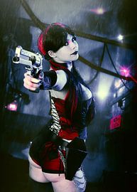 Harley Quinn sexy cosplay met zwarte lippen en  pistool van Atelier Liesjes