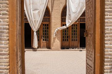 Gebedsruimtes bij de Vrijdagmoskee in Yazd, Iran van Marcel Alsemgeest