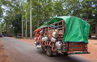 Transport auf der Straße, Kambodscha von Rietje Bulthuis Miniaturansicht