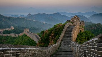 De Grote Muur bij Jinshanling in China van Roland Brack