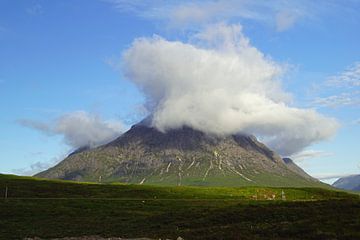 Nebelschwaden über dem Berg im Glen Coe in Schottland.